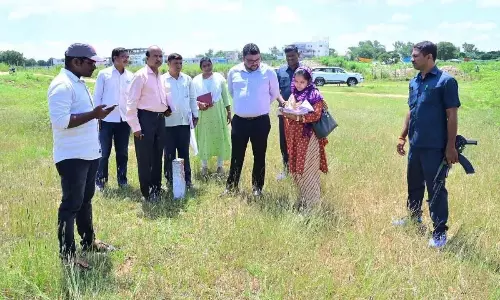 कलेक्टर ने जमीनी स्तर पर LRS प्रक्रिया का निरीक्षण किया कलेक्टर ने जमीनी स्तर पर LRS प्रक्रिया का निरीक्षण किया