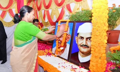 Uttarakhand की मुख्य सचिव राधा रतूड़ी ने महात्मा गांधी और लाल बहादुर शास्त्री को पुष्पांजलि अर्पित की Uttarakhand की मुख्य सचिव राधा रतूड़ी ने महात्मा गांधी और लाल बहादुर शास्त्री को पुष्पांजलि अर्पित की