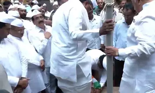 हाथ में तिरंगा लिए कांग्रेस कार्यकर्ता ने मुख्यमंत्री के पैरों से जूते उतारे, बीजेपी भड़की