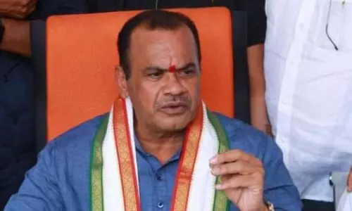 Komatireddy ने केसीआर को जनता की राय जानने की चुनौती दी Komatireddy ने केसीआर को जनता की राय जानने की चुनौती दी