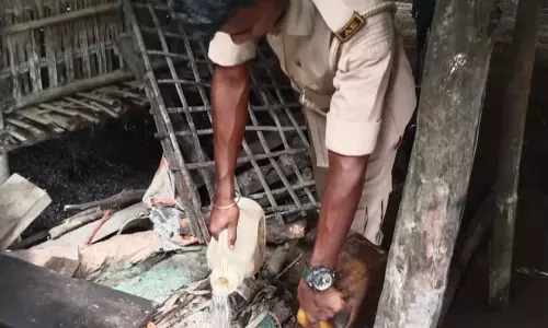 Assam : तिनसुकिया जिले में आबकारी विभाग ने छापेमारी कर अवैध शराब जब्त Assam : तिनसुकिया जिले में आबकारी विभाग ने छापेमारी कर अवैध शराब जब्त