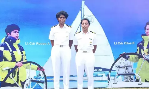 Goa: 2 महिला नौसेना अधिकारी वैश्विक नौकायन यात्रा पर रवाना