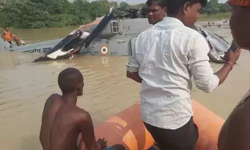 पानी में गिरा एयरफोर्स का चॉपर, मच गया हड़कंप, VIDEO