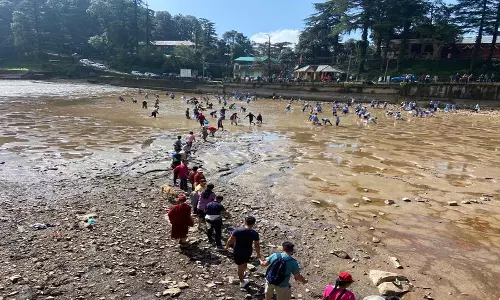 Dharamsala: स्थानीय लोगों ने मरती मछलियों को बचाने के लिए अभियान शुरू किया Dharamsala: स्थानीय लोगों ने मरती मछलियों को बचाने के लिए अभियान शुरू किया