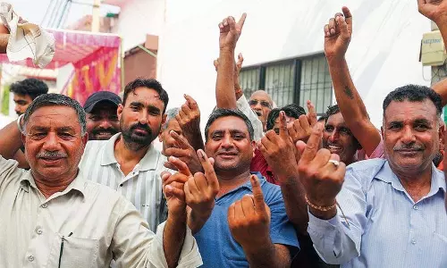 Jammu: पाकिस्तानी शरणार्थी, वाल्मीकि, गोरखा पहली बार विधानसभा मतदाता बने Jammu: पाकिस्तानी शरणार्थी, वाल्मीकि, गोरखा पहली बार विधानसभा मतदाता बने