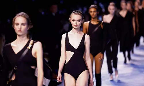 Paris Fashion: बड़े आकार के कपड़े, नग्न ड्रेसिंग का उत्सव