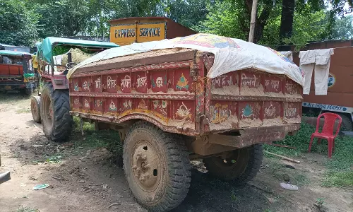 Adityapur में खनन विभाग ने अवैध बालू लदा ट्रैक्टर किया जब्त Adityapur में खनन विभाग ने अवैध बालू लदा ट्रैक्टर किया जब्त