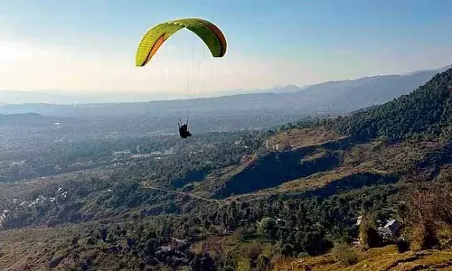 Dharamsala के निकट नरवाना में पैराग्लाइडिंग कार्यक्रम आयोजित किया Dharamsala के निकट नरवाना में पैराग्लाइडिंग कार्यक्रम आयोजित किया