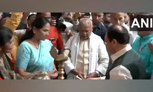 Jitan Ram Manjhi, JP नड्डा और शोभा करंदलाजे ने खादी भंडार में महात्मा गांधी को पुष्पांजलि अर्पित की Jitan Ram Manjhi, JP नड्डा और शोभा करंदलाजे ने खादी भंडार में महात्मा गांधी को पुष्पांजलि अर्पित की