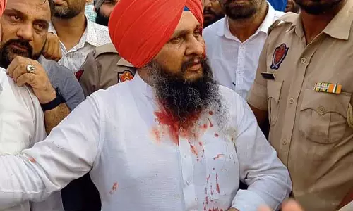 जीरा में AAP और कांग्रेस कार्यकर्ताओं में झड़प, पूर्व विधायक घायल जीरा में AAP और कांग्रेस कार्यकर्ताओं में झड़प, पूर्व विधायक घायल