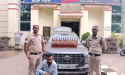 9 लाख की शराब और कार जब्त, नाकेबंदी कर पुलिस ने पकड़ा