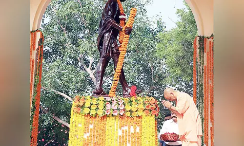 Yogi Adityanath और उनके मंत्रिमंडल के सदस्यों ने महात्मा गांधी को पुष्पांजलि अर्पित की Yogi Adityanath और उनके मंत्रिमंडल के सदस्यों ने महात्मा गांधी को पुष्पांजलि अर्पित की