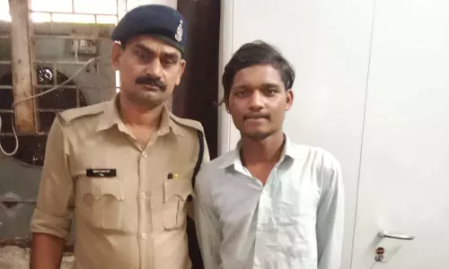 स्प्रिंगदार चाकू के साथ बदमाश गिरफ्तार