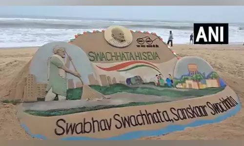 Sudarshan Patnaik ने गांधी जयंती पर स्वच्छता ही सेवा संदेश के साथ रेत कला बनाई