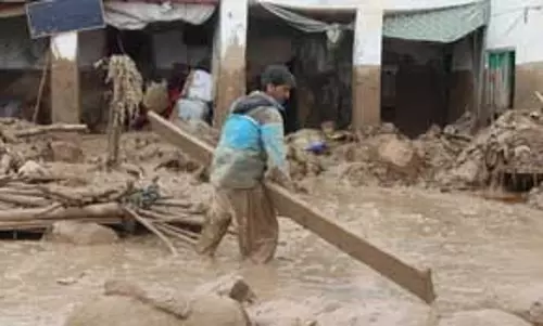 अफगानिस्तान में अचानक आई बाढ़ से 13 लोगों की मौत, 16 घायल अफगानिस्तान में अचानक आई बाढ़ से 13 लोगों की मौत, 16 घायल