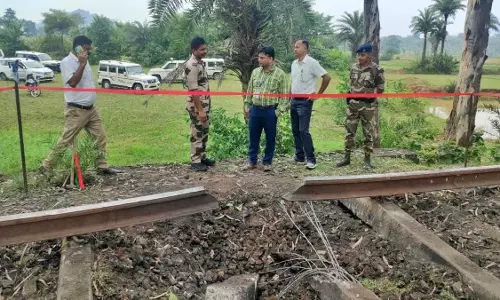 रेलवे ट्रैक पर विस्फोट, 3 फीट गड्ढा हुआ रेलवे ट्रैक पर विस्फोट, 3 फीट गड्ढा हुआ