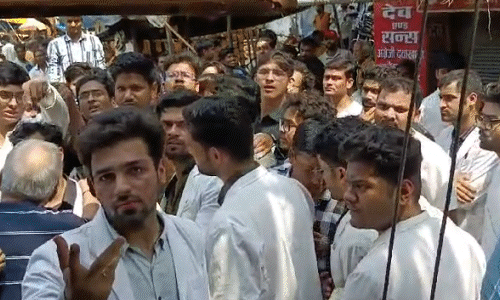 MBBS छात्रों के चंदा मांगने पर भड़के दवा व्यापारी , प्राचार्य ने लगाई फटकार MBBS छात्रों के चंदा मांगने पर भड़के दवा व्यापारी , प्राचार्य ने लगाई फटकार