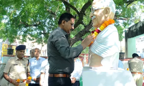 Jalore: कलेक्ट्रेट परिसर में आयोजित समारोह में महात्मा गांधी और शास्त्री को किया याद
