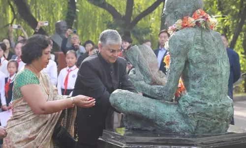 भारतीय राजदूत और उनकी पत्नी ने China के जिनताई संग्रहालय में महात्मा गांधी को श्रद्धांजलि अर्पित की
