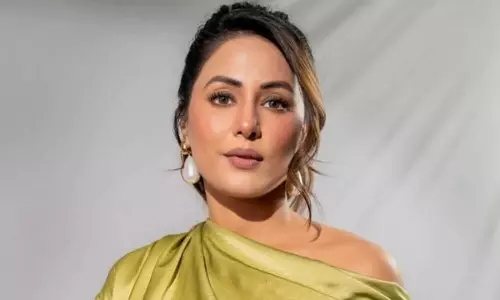 Hina Khan स्टेज पर गिरते-गिरते बची Hina Khan स्टेज पर गिरते-गिरते बची