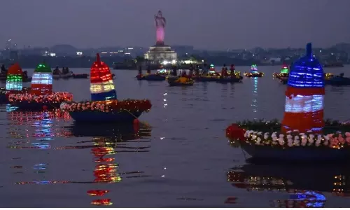 Telangana: सांस्कृतिक भावना को प्रदर्शित करने वाला बथुकम्मा शुरू