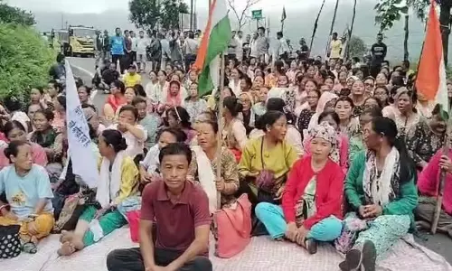 Sikkim : पूजा बोनस वार्ता में गतिरोध मिरिक श्रमिकों ने 20% के लिए रैली निकाली Sikkim : पूजा बोनस वार्ता में गतिरोध मिरिक श्रमिकों ने 20% के लिए रैली निकाली