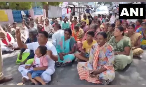 West Bengal: चाय बागान श्रमिकों ने 20% बोनस की मांग की, आंदोलन तेज करने की धमकी दी West Bengal: चाय बागान श्रमिकों ने 20% बोनस की मांग की, आंदोलन तेज करने की धमकी दी