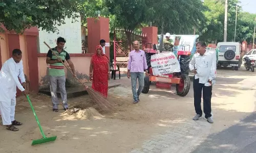 Churu: गांव के सार्वजानिक स्थानों पर किया श्रमदान, साफ-सफाई कर दिया स्वच्छता का संदेश Churu: गांव के सार्वजानिक स्थानों पर किया श्रमदान, साफ-सफाई कर दिया स्वच्छता का संदेश