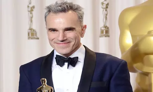 Daniel Day-Lewis ने अपने बेटे के निर्देशन में अभिनय करने के लिए अभिनय से संन्यास लिया