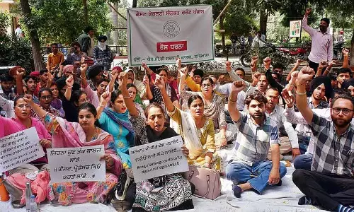 Ludhiana: स्थायी कर्मचारियों की नियुक्ति से नाराज अतिथि व्याख्याता सड़कों पर उतरे