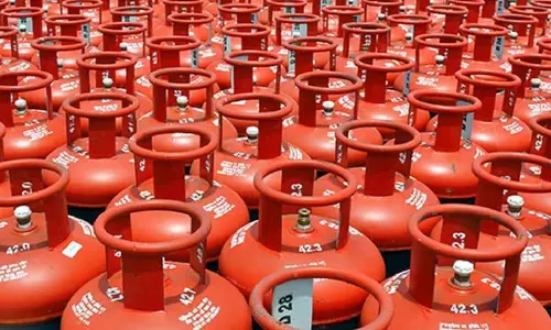 BIG BREAKING: दीपावली पर लोगों को मिलेगा मुफ्त में सिलेंडर, योगी सरकार ने किया बड़ा ऐलान