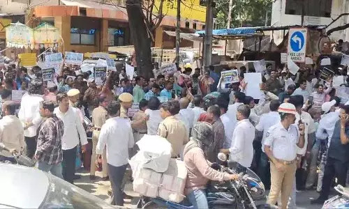 कर्मचारियों ने Gandhi Bhavan के सामने सीएम रेवंत रेड्डी के खिलाफ किया विरोध प्रदर्शन