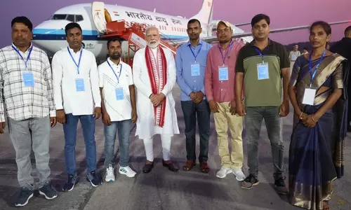 PM Modi ने रांची एयरपोर्ट पर BJP कार्यकर्ताओं से मुलाकात की PM Modi ने रांची एयरपोर्ट पर BJP कार्यकर्ताओं से मुलाकात की