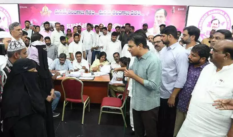 KTR ने रेवंत रेड्डी सरकार की अमानवीय कार्रवाइयों की आलोचना की KTR ने रेवंत रेड्डी सरकार की अमानवीय कार्रवाइयों की आलोचना की