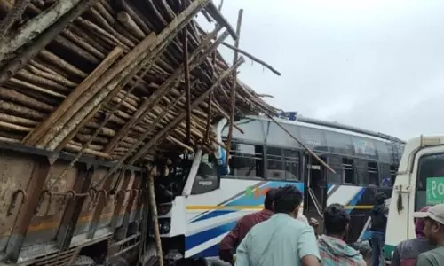 Truck-बस की टक्कर, चालक और कई यात्री घायल Truck-बस की टक्कर, चालक और कई यात्री घायल