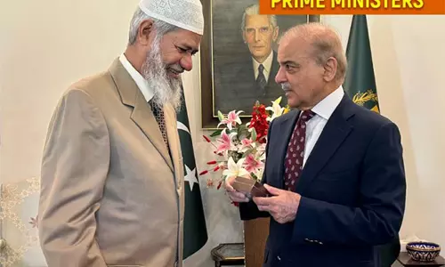 भगोड़े इस्लामिक उपदेशक Zakir Naik ने पाकिस्तान के प्रधानमंत्री शहबाज शरीफ से की मुलाकात भगोड़े इस्लामिक उपदेशक Zakir Naik ने पाकिस्तान के प्रधानमंत्री शहबाज शरीफ से की मुलाकात