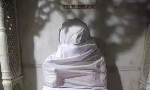 UP: दक्षिणपंथी समूह ने वाराणसी के मंदिरों से साईं बाबा की मूर्तियां हटाईं UP: दक्षिणपंथी समूह ने वाराणसी के मंदिरों से साईं बाबा की मूर्तियां हटाईं