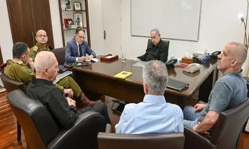 इजराइल के प्रधानमंत्री ने Tel Aviv में सुरक्षा प्रतिष्ठानों के प्रमुखों के साथ बैठक की