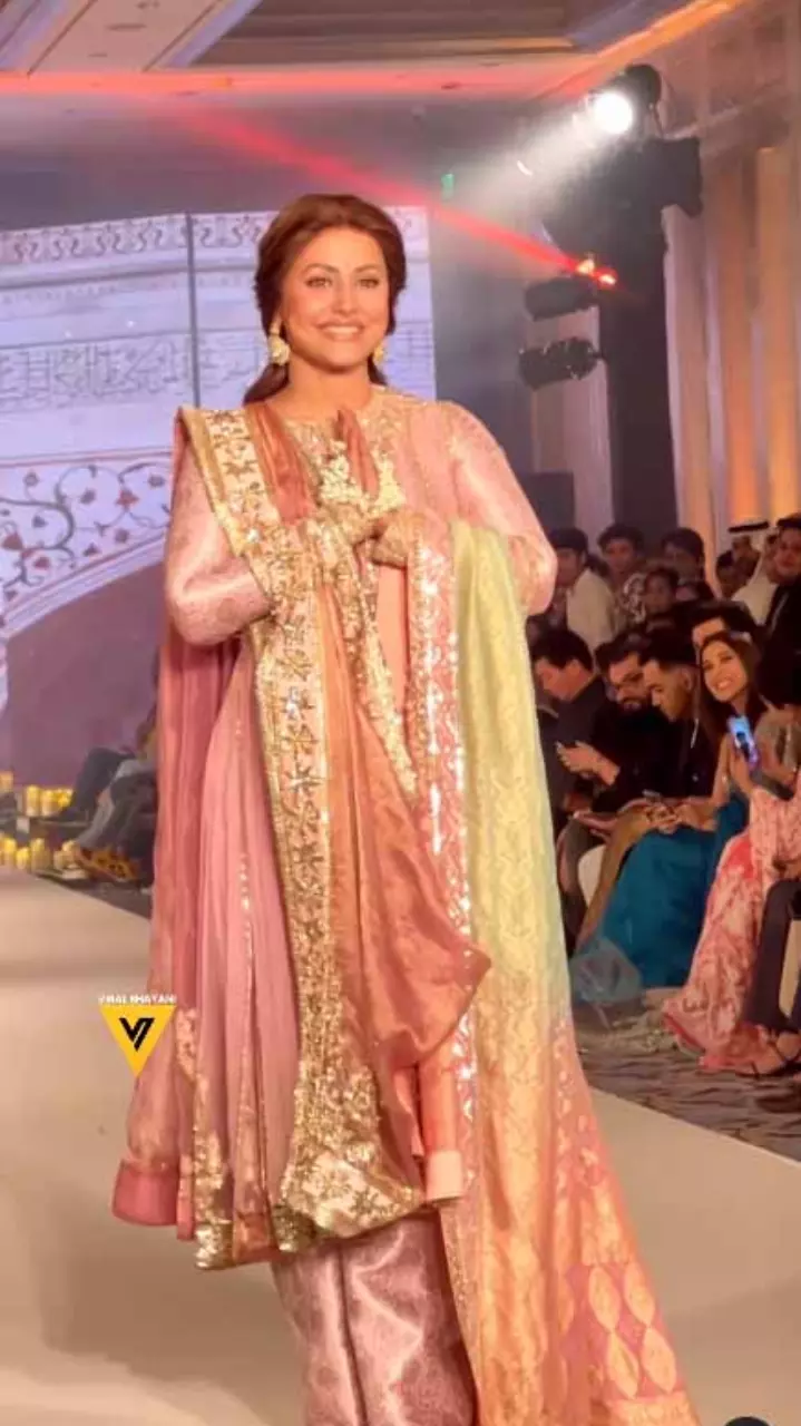 Hina Khan ने मनीष मल्होत्रा ​​के लिए रैंप पर वॉक की