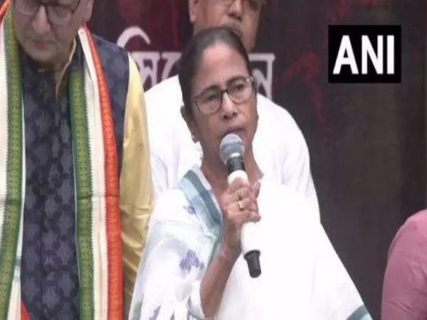 Mamata Banerjee ने दुर्गा पूजा समारोह का उद्घाटन किया