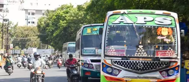 तिरुचि कैंटोनमेंट में यातायात की समस्या, खड़ी बसों ने सड़कों पर कब्जा किया