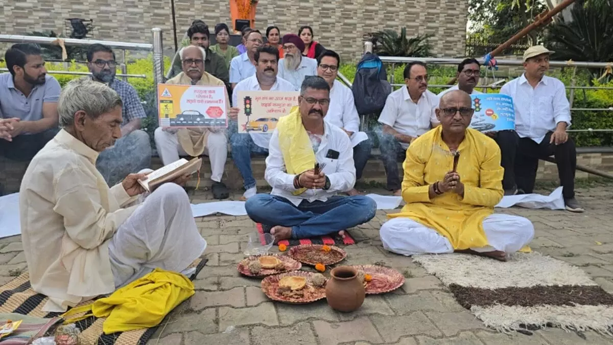 श्राद्ध के तहत प्रदर्शन, जर्जर सड़क से लोग परेशान