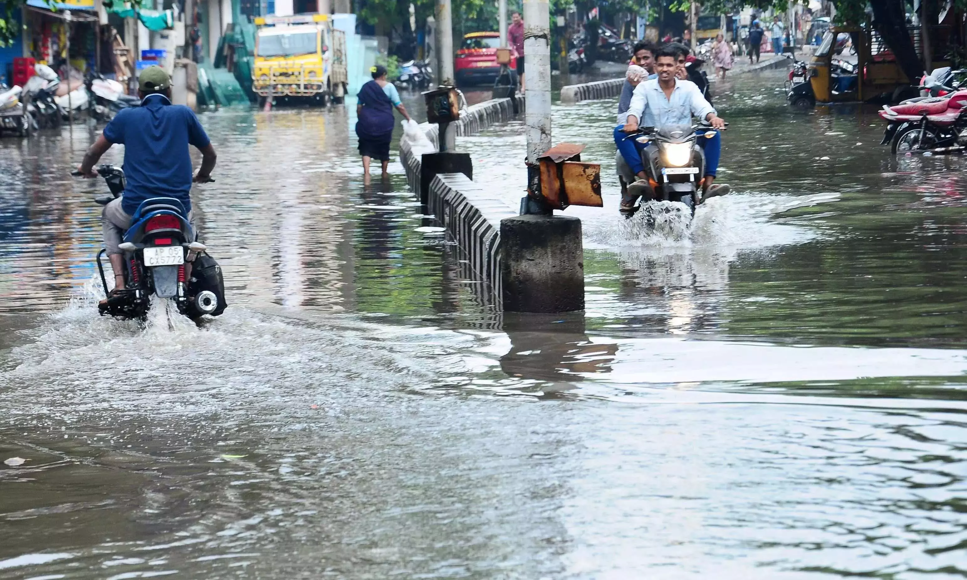 भारी बारिश से Vijayawada में ठंडक