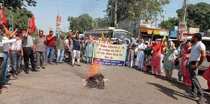 Punjab: आंदोलनकारी कंप्यूटर शिक्षकों ने विरोध मार्च निकाला, सरकार का पुतला जलाया