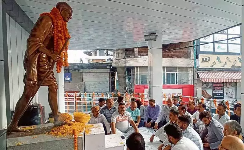 Gandhi, शास्त्री को पुष्पांजलि अर्पित की गई