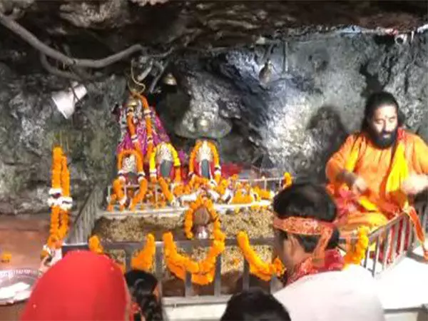 Sharadiya Navratri के पहले दिन देशभर के मंदिरों में उमड़ी श्रद्धालुओं की भीड़