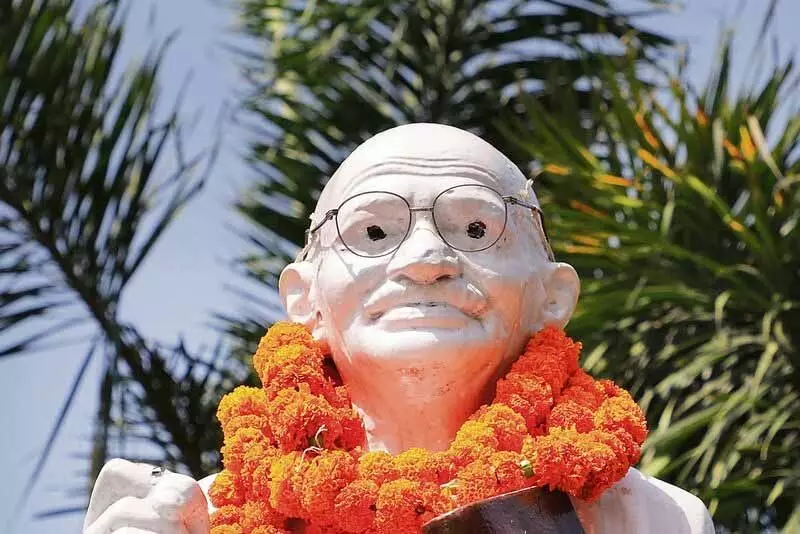 Bapu की प्रतिमा का चश्मा गायब, जुगाड़ से बचा दिन