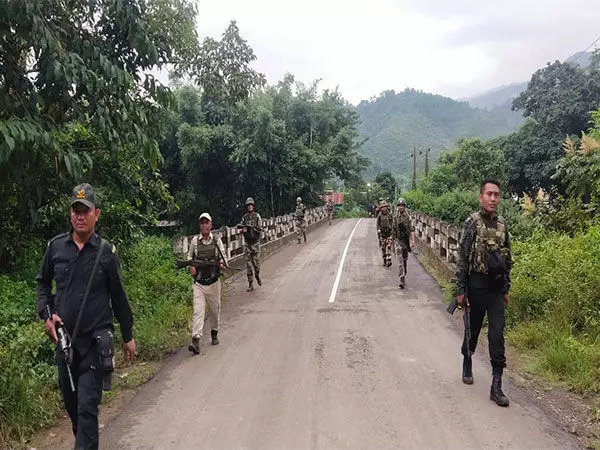 Manipur: सुरक्षा बलों ने संवेदनशील इलाकों में तलाशी अभियान चलाया, हथियार और गोला-बारूद बरामद