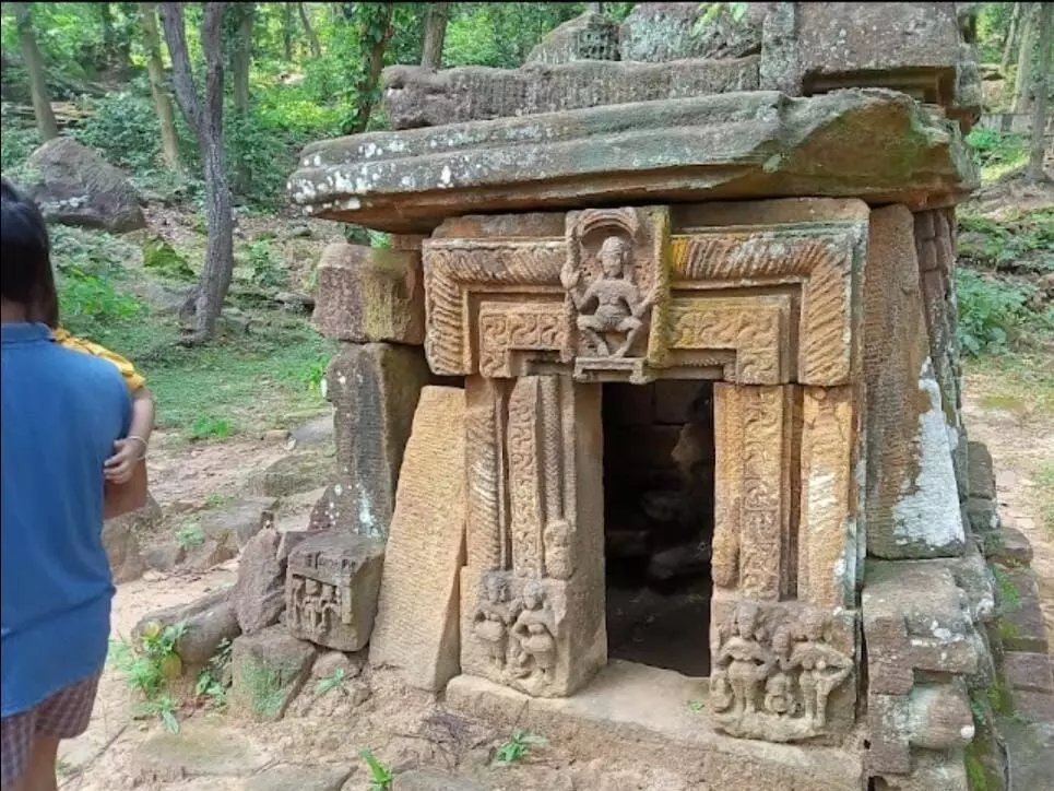 Sidhi: नवरात्रि के पहले ही दिन मां जगदंबा की मूर्ति चोरी, हजार साल पुराना मंदिर ध्वस्त