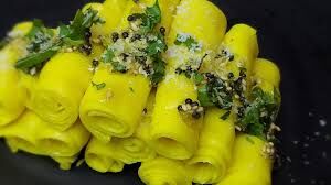 Khandvi: घर पर ही बना सकते हैं होटल स्टाइल खांडवी